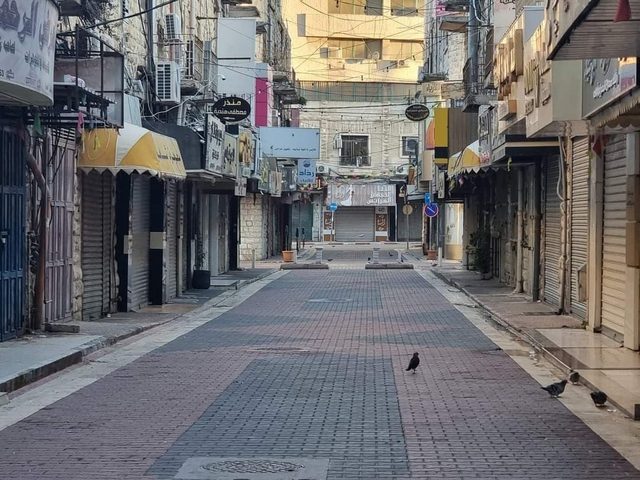 الإضراب الشامل يعم بلدة الظاهرية جنوب الخليل حدادا على روح الشهيد طلول
