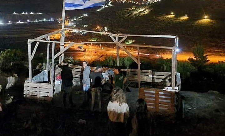 مستعمرون يعيدون بناء بؤرة استيطانية على أراضي سنجل