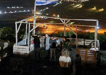 مستعمرون يعيدون بناء بؤرة استيطانية على أراضي سنجل