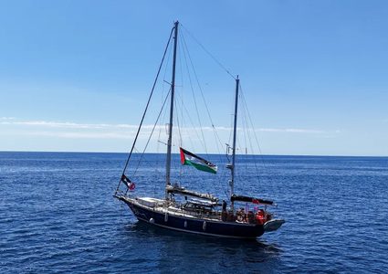 سفينة مدلين تقترب من الوصول والاحتلال يستعد لمهاجمتها