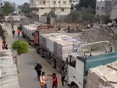 11 شاحنة محملة باللحوم المجمدة دخلت صباح اليوم الى تجار في دير البلح وسط قطاع غزة