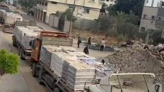 11 شاحنة محملة باللحوم المجمدة دخلت صباح اليوم الى تجار في دير البلح وسط قطاع غزة