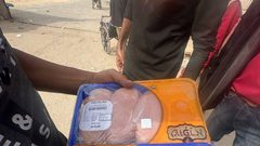 11 شاحنة محملة باللحوم المجمدة دخلت صباح اليوم الى تجار في دير البلح وسط قطاع غزة