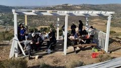 مستوطنون يعيدون بناء بؤرة استيطانية شمال رام الله