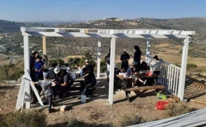 مستوطنون يعيدون بناء بؤرة استيطانية شمال رام الله