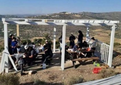 مستوطنون يعيدون بناء بؤرة استيطانية شمال رام الله