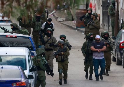 حملة مداهمات واعتقالات في الضفة الغربية طالت فتاتين وطفل