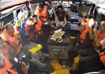 الاحتلال ينقل نشطاء "مادلين" إلى مطار اللد تمهيدا لترحيلهم