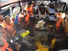 الاحتلال ينقل نشطاء "مادلين" إلى مطار اللد تمهيدا لترحيلهم