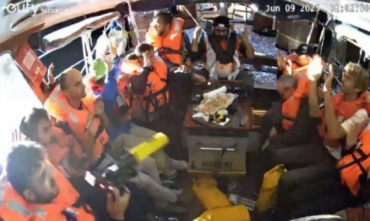 الاحتلال ينقل نشطاء "مادلين" إلى مطار اللد تمهيدا لترحيلهم
