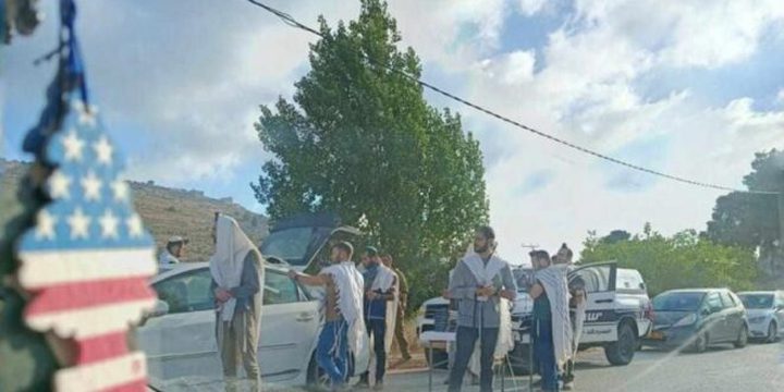مستوطنون يغلقون مدخل قرية اللبن الشرقية لليوم الرابع على التوالي