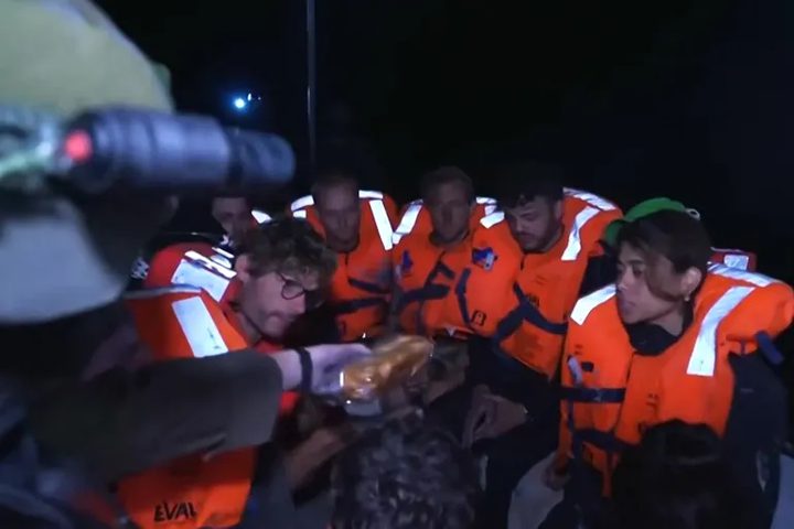 رغم احتجاز عدد منهم.. إسرائيل تبدأ ترحيل نشطاء السفينة مادلين