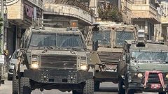 الاحتلال يحاصر البلدة القديمة في نابلس: مداهمات واعتداءات على الطواقم الطبية