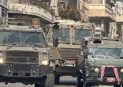 الاحتلال يحاصر البلدة القديمة في نابلس: مداهمات واعتداءات على الطواقم الطبية