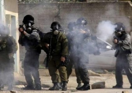 الاحتلال يغلق مداخل حزما ويصيب العشرات بالاختناق