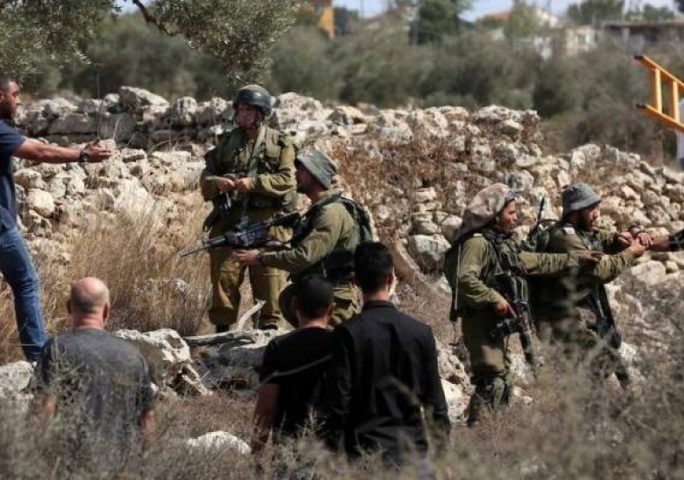 قوات الاحتلال تحتجز عددا من المواطنين في حوسان غرب بيت لحم