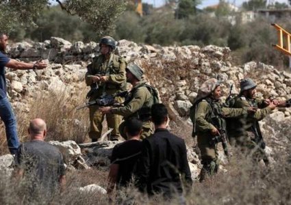 قوات الاحتلال تحتجز عددا من المواطنين في حوسان غرب بيت لحم