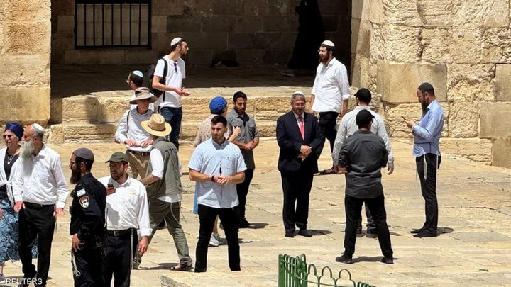 بن غفير يوبخ ضباط شرطة منعوا مستوطنين من الغناء والرقص بالمسجد الأقصى