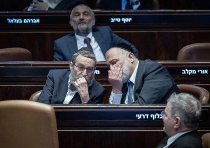 مشاورات مكثفة في الكنيست بين الائتلاف والحريديين لتفادي التصويت على حل الكنيست
