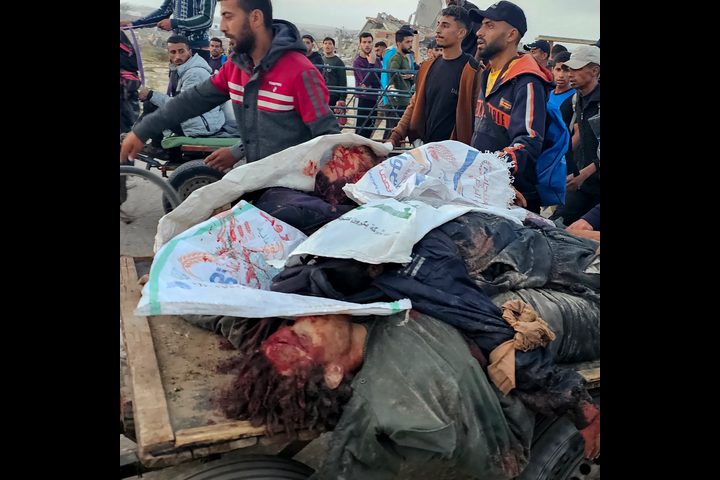 30 شهيدًا في مجزرة منتظري المساعدات وسط قطاع غزة منذ فجر اليوم