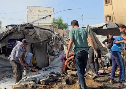 3 شهداء في قصف الاحتلال خيمة في مواصي خان يونس