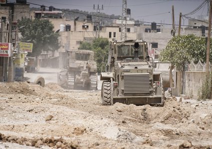 الاحتلال يدفع بجرافات عسكرية إلى مخيم جنين تمهيدا لعمليات هدم