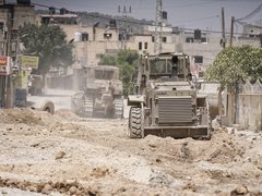 الاحتلال يدفع بجرافات عسكرية إلى مخيم جنين تمهيدا لعمليات هدم