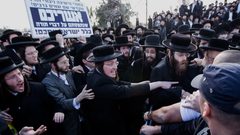 وزير الإسكان في حكومة الاحتلال يستقيل لعدم إعفاء المتدينين من التجنيد