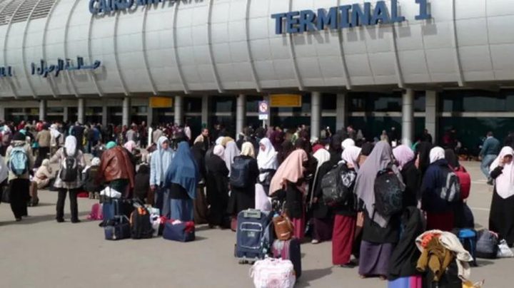السلطات المصرية تحتجز وترحل مشاركين بقافلة الصمود من مطار القاهرة