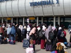 السلطات المصرية تحتجز وترحل مشاركين بقافلة الصمود من مطار القاهرة