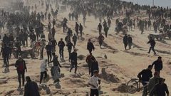 13 شهيدًا و200 إصابة بمجزرة إسرائيلية بحق منتظري المساعدات