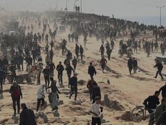 13 شهيدًا و200 إصابة بمجزرة إسرائيلية بحق منتظري المساعدات