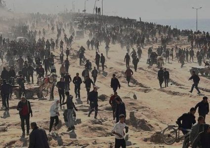 13 شهيدًا و200 إصابة بمجزرة إسرائيلية بحق منتظري المساعدات