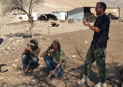 مستوطنون يرعون أغنامهم بأعلاف وممتلكات البدو شمال أريحا