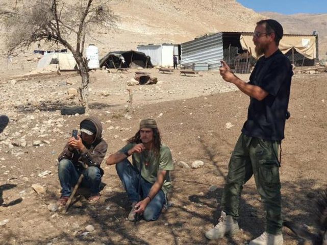 مستوطنون يرعون أغنامهم بأعلاف وممتلكات البدو شمال أريحا