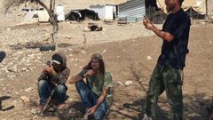 مستوطنون يرعون أغنامهم بأعلاف وممتلكات البدو شمال أريحا