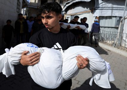 استشهاد 5 بينهم أم وطفلها في قصف على عبسان والمواصي