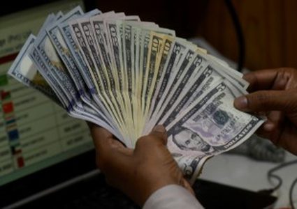 الدولار في أدنى مستوى له منذ أكثر من ثلاثة أعوام بعد تهديدات ترامب