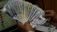 الدولار في أدنى مستوى له منذ أكثر من ثلاثة أعوام بعد تهديدات ترامب