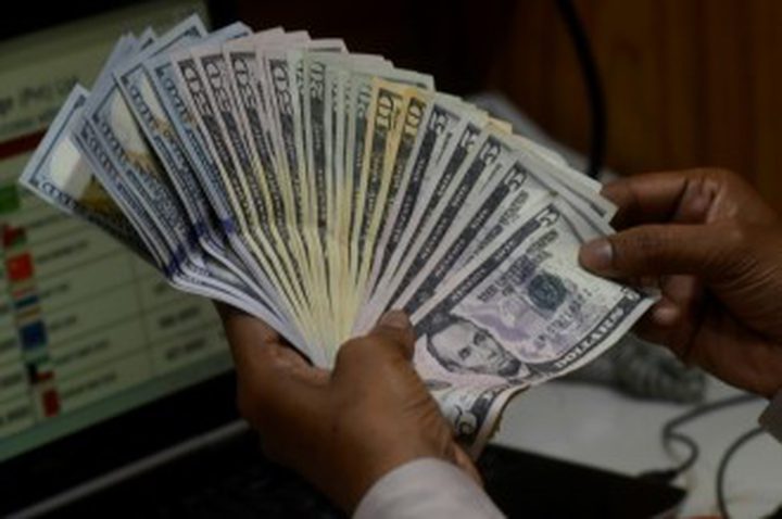 الدولار في أدنى مستوى له منذ أكثر من ثلاثة أعوام بعد تهديدات ترامب