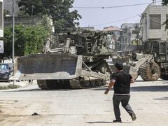 الاحتلال يجري عمليات تجريف بالقرب من مدخل مخيم جنين