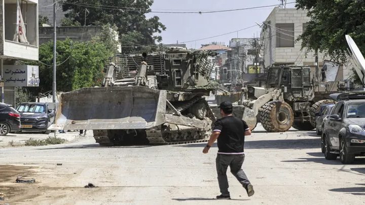 الاحتلال يجري عمليات تجريف بالقرب من مدخل مخيم جنين