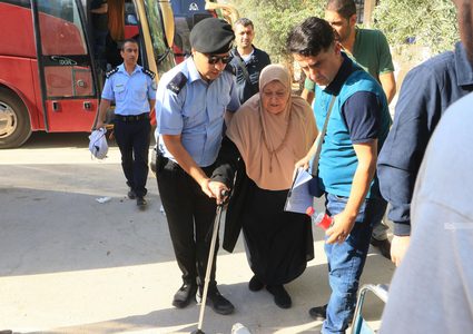 الشرطة تؤمن ٤٢ حاجا وحاجة من اسر الشهداء والاسرى