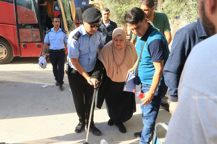 الشرطة تؤمن ٤٢ حاجا وحاجة من اسر الشهداء والاسرى