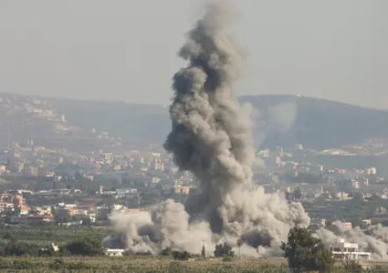 اصابة ثلاثة بشظايا صاروخ في سعير