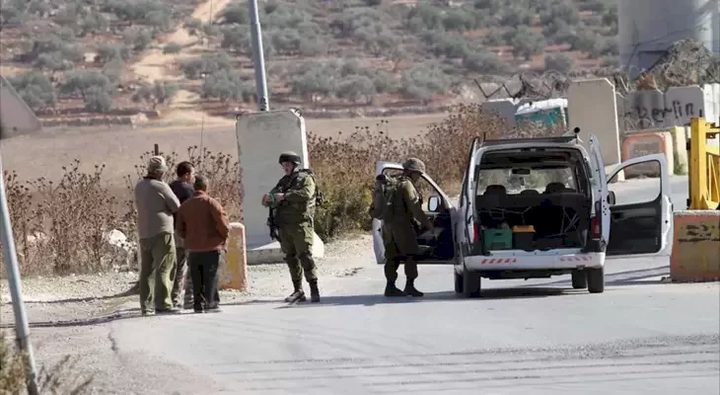 الاحتلال يواصل إغلاق حاجز الحمرا لليوم الثالث على التوالي