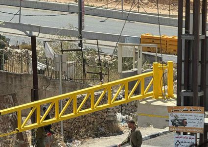 الاحتلال ينصب بوابة جديدة على مدخل بلدة حزما