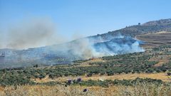 مستوطنون يشعلون النيران بأراضي المواطنين ببلدة حوارة جنوب نابلس