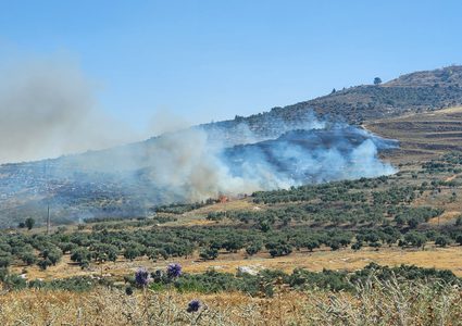 مستوطنون يشعلون النيران بأراضي المواطنين ببلدة حوارة جنوب نابلس