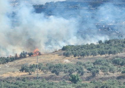 مستوطنون يشعلون النيران بأراضي المواطنين ببلدة حوارة جنوب نابلس